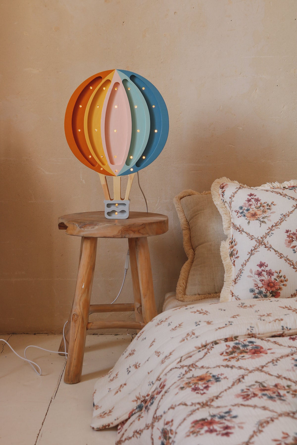 Små ljus, nattlampa, flygande ballong, retro regnbåge