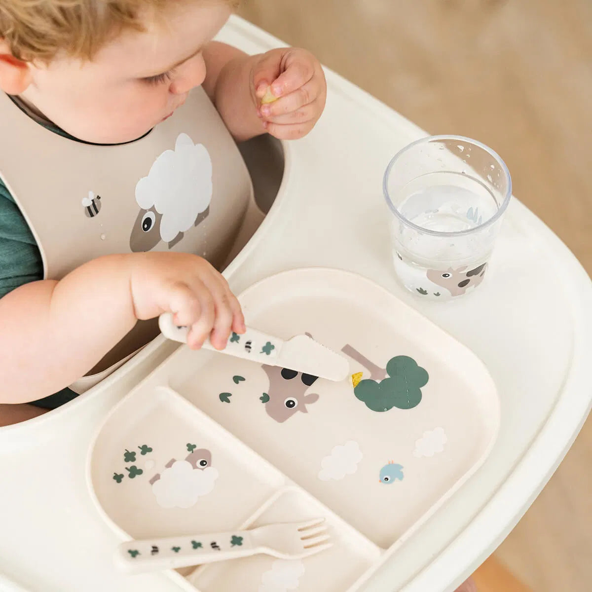 Liten gård, delad tallrik, sand