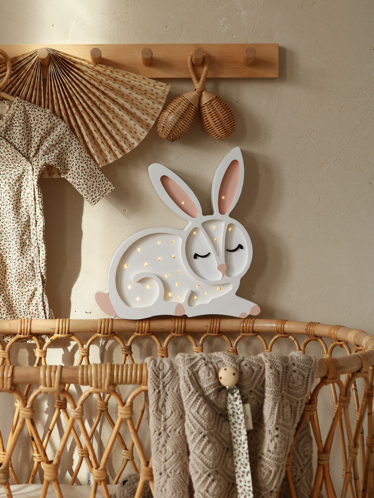 Little Lights, Yövalo, Bunny White