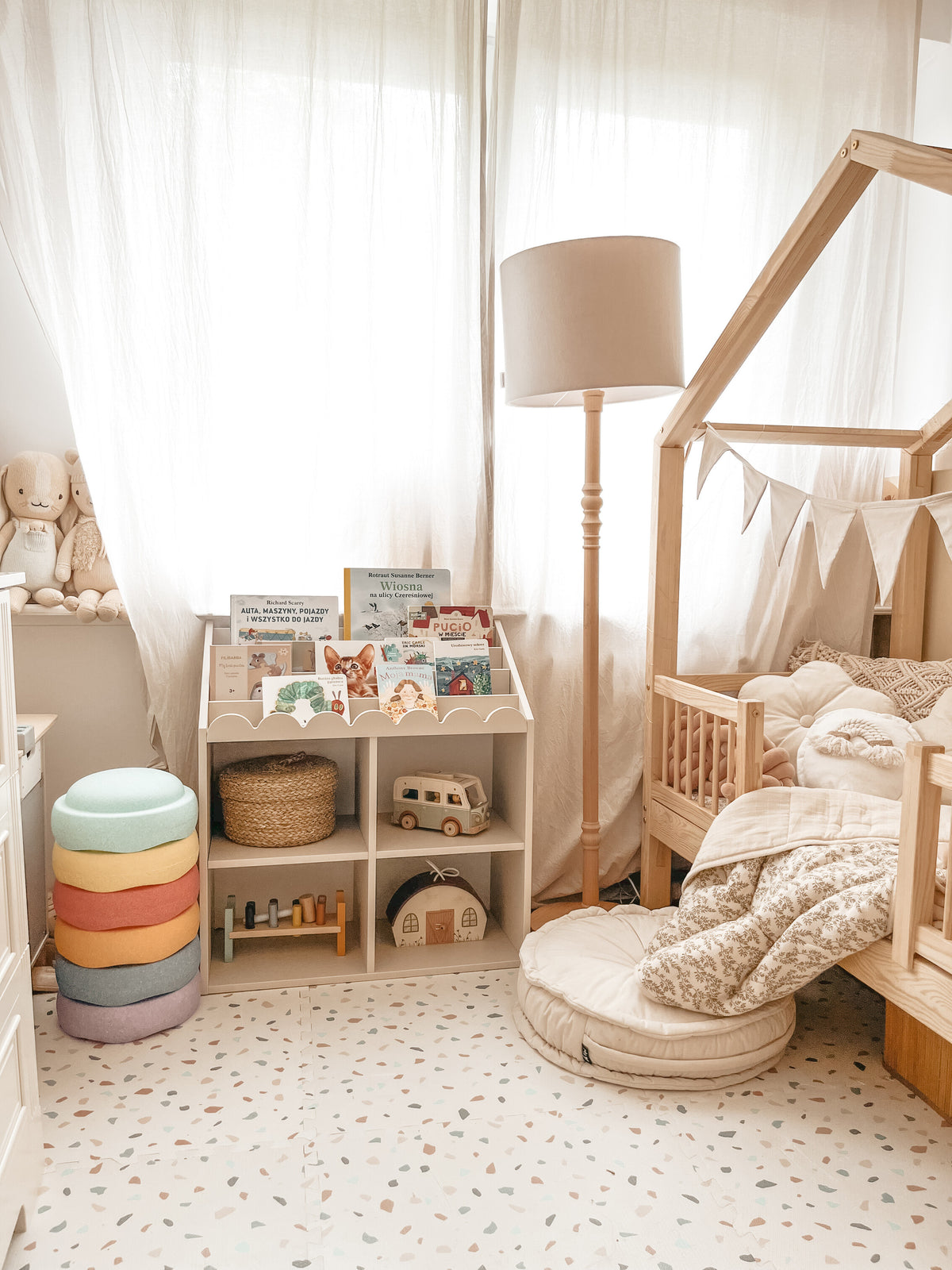 Book Nook, Montessori Kirjahylly, Latte