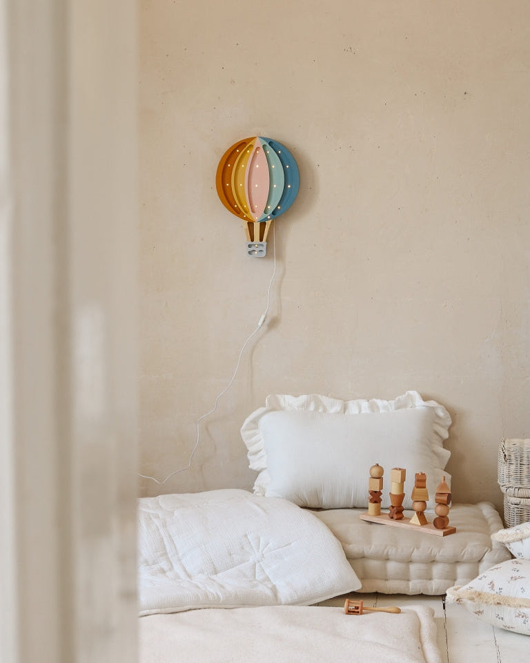 Små ljus, nattlampa, flygande ballong, retro regnbåge