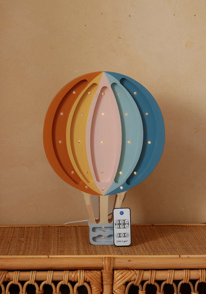 Små ljus, nattlampa, flygande ballong, retro regnbåge