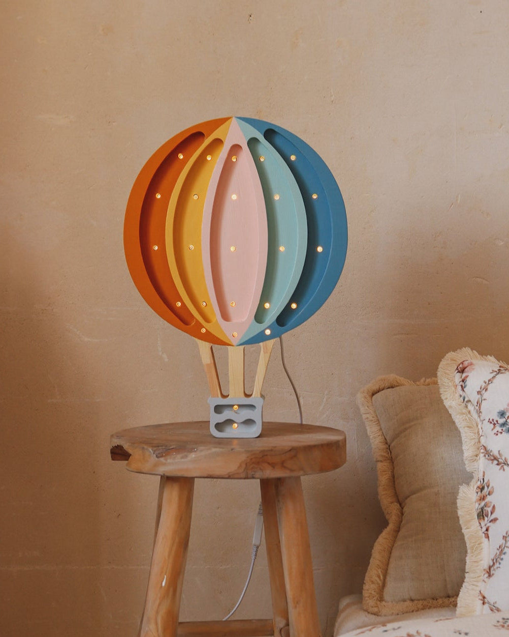 Små ljus, nattlampa, flygande ballong, retro regnbåge