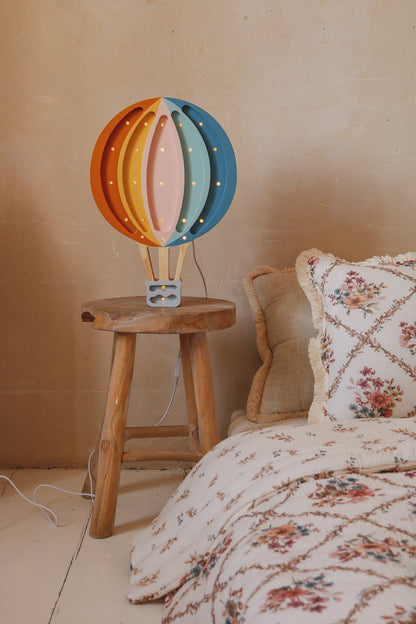 Små ljus, nattlampa, flygande ballong, retro regnbåge