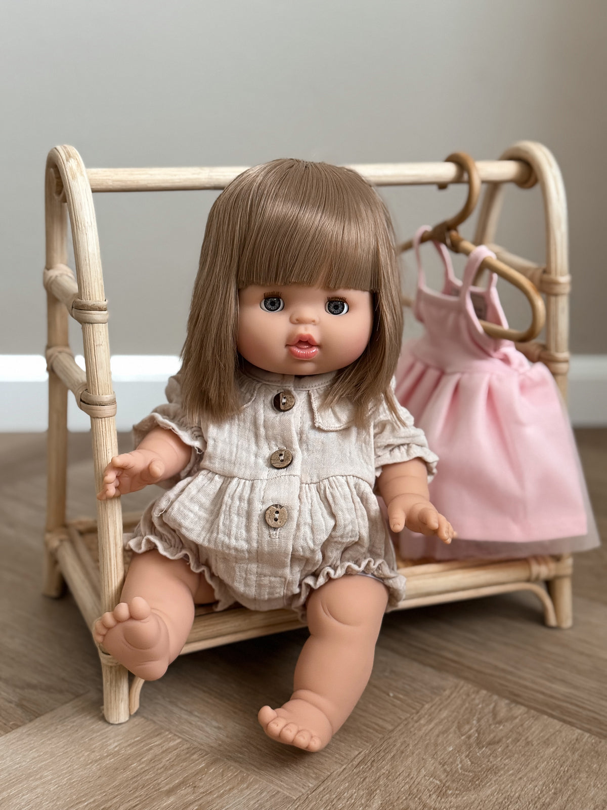 Minikane Sleepy-eyed Doll, Yze, Various outfits