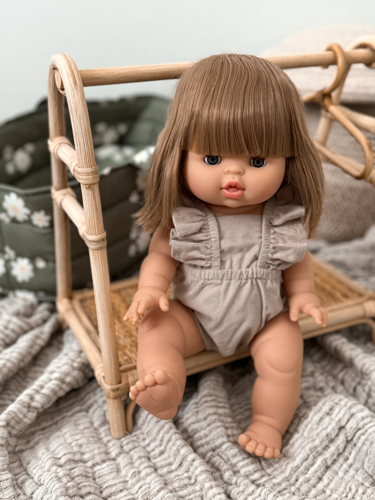 Minikane Sleepy-eyed Doll, Yze, Various outfits