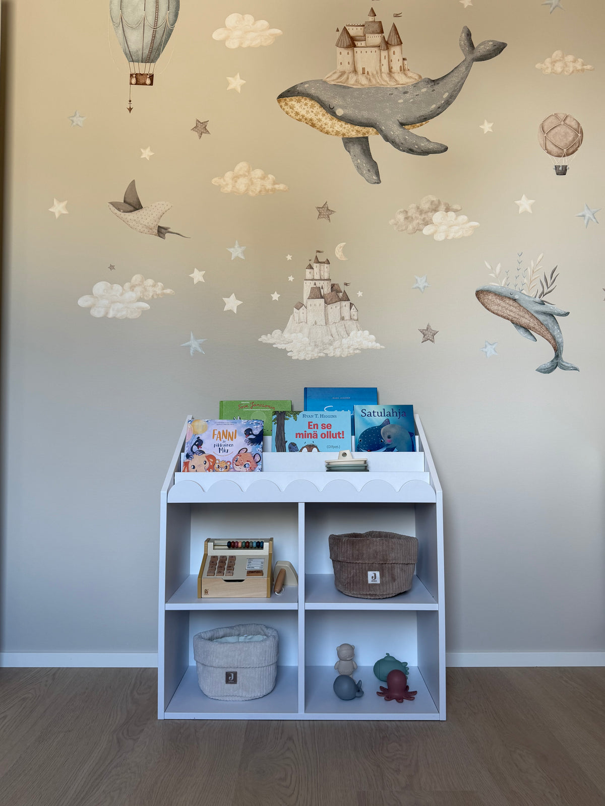 Bokvrå, Montessori bokhylla, snö