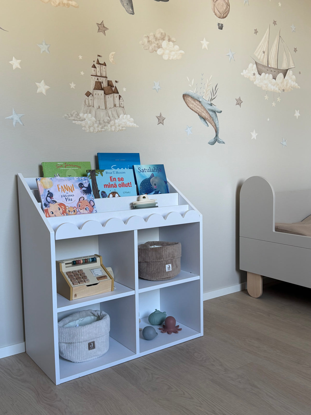 Bokvrå, Montessori bokhylla, snö