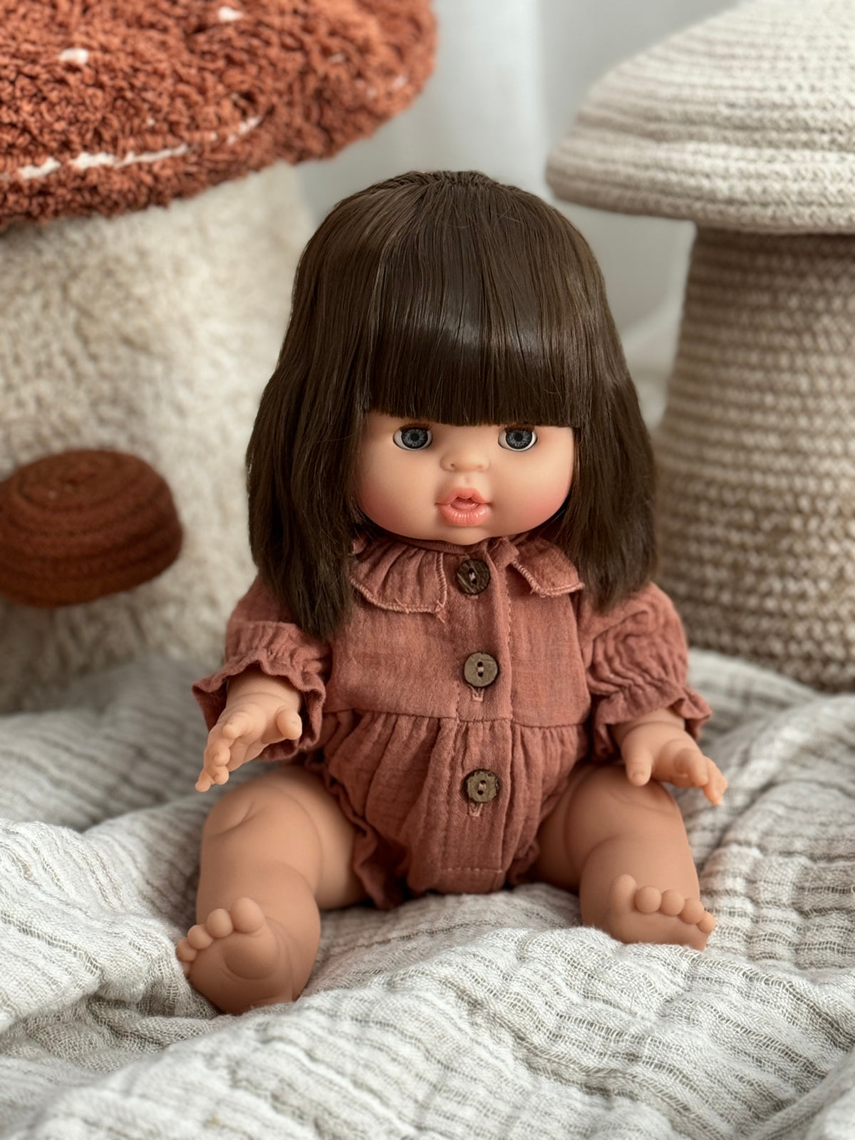 Minikane Sleepy-eyed Doll, Chloe, Various outfits