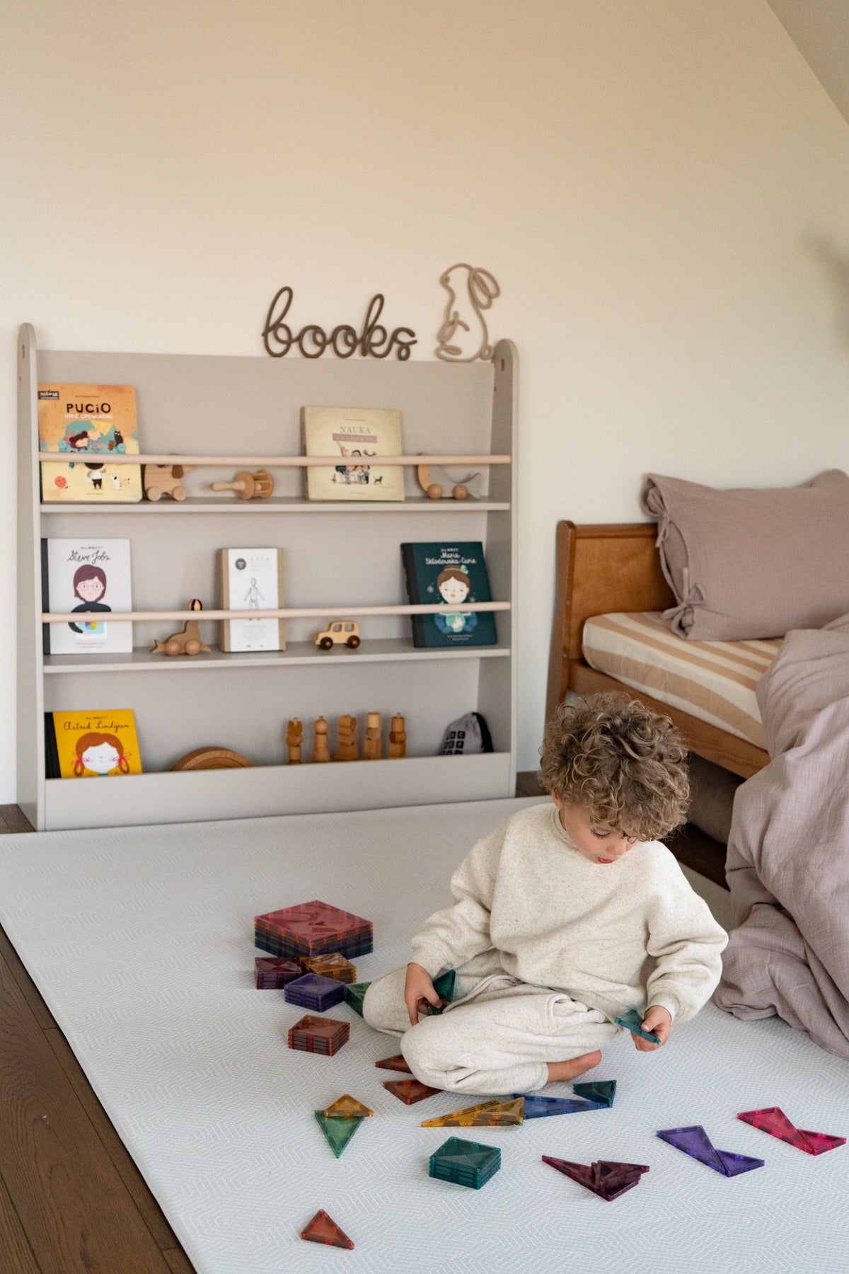 Wood Luck Design, Montessori Kirjahylly Bookworm, eri värejä