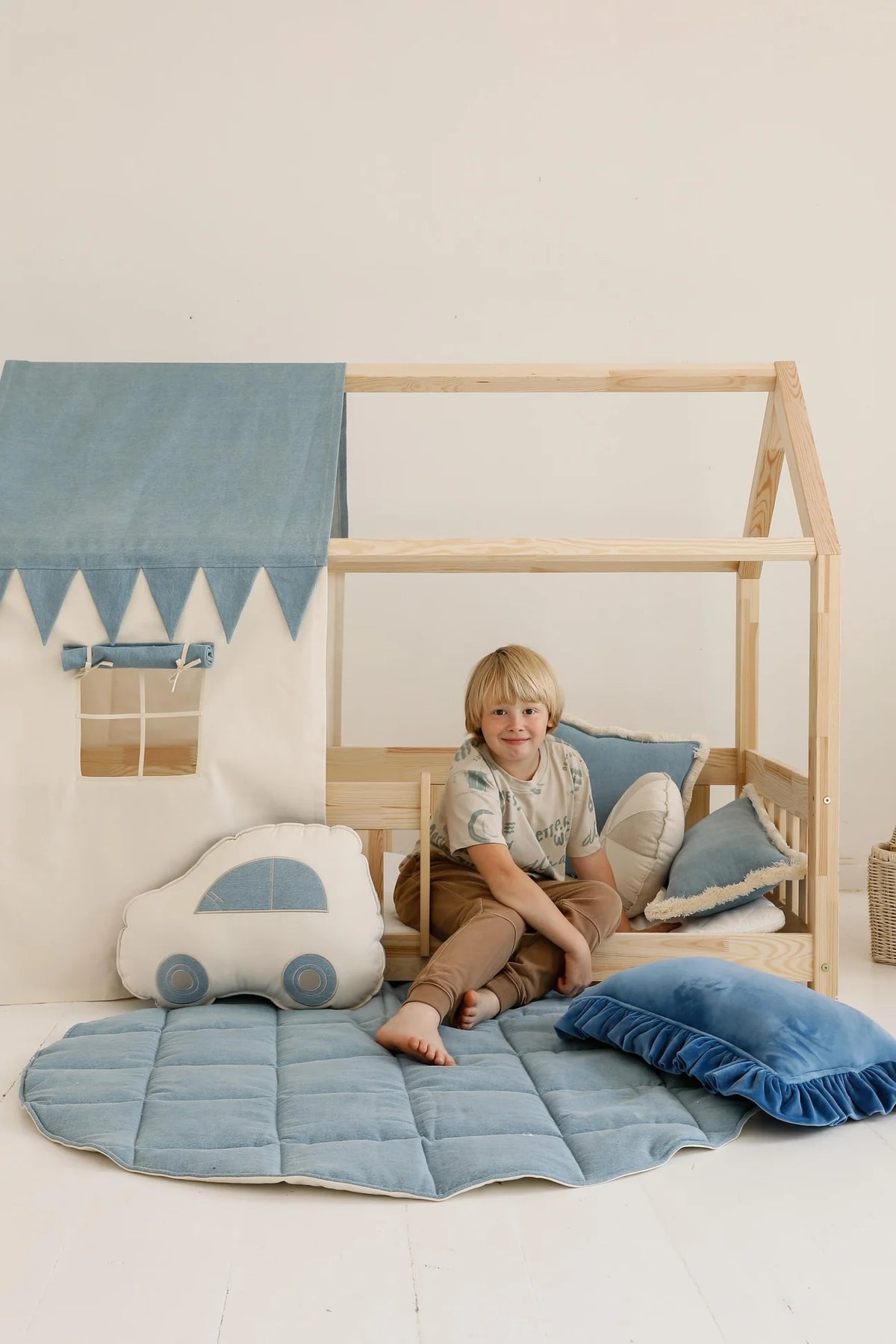 Hej Mili, House Bed Canopy, Jeans