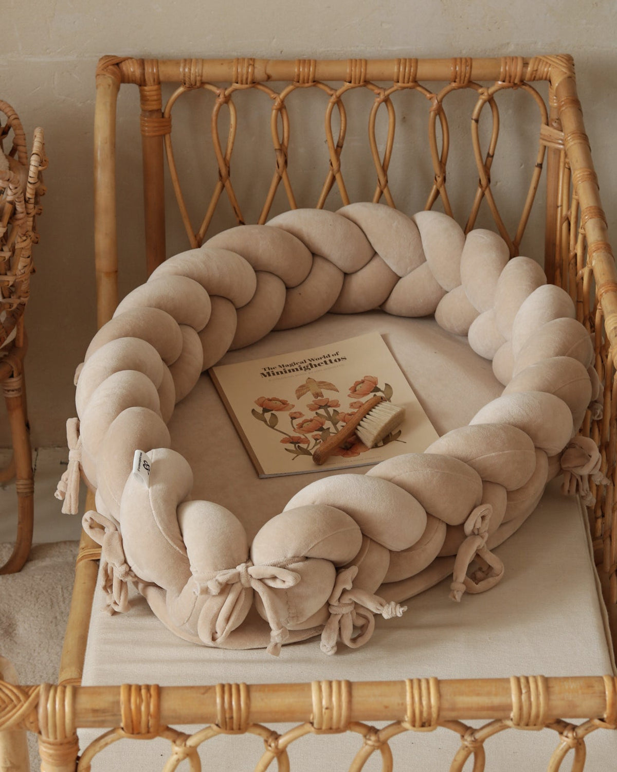 Unipesä, Beige