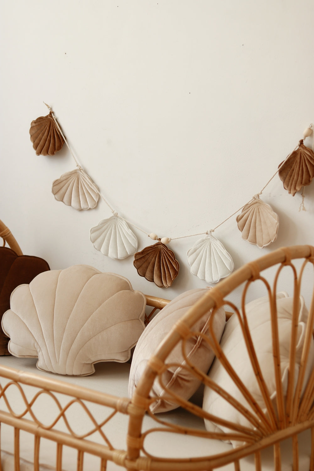 Moi Mili Sisustustyyny Small, Velvet Shell "Cream Pearl"